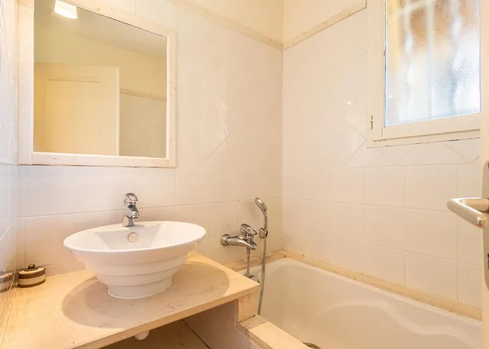 Du Temple By Interhome Le Lavandou